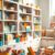 Organizacja książek i przyborów w pokoju dziecka: praktyczne rozwiązania dla porządku i funkcjonalności